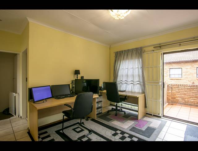 2 BEDROOM APARTMENT BLOCK TO LET IN WILGEHEUWEL